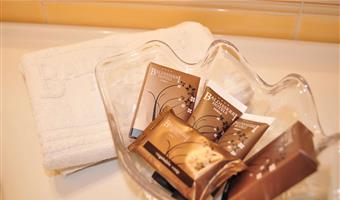 1 queen bed, comfort room