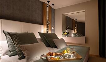 1 queen bed, non-smoking, junior suite