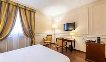 1 queen bed, non-smoking, superior room, free minibar, free room service