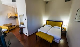 1 queen and 1 single, non-smoking, standard room