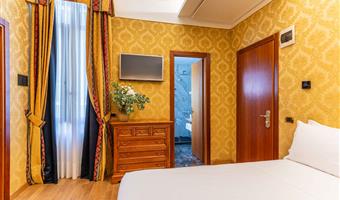 1 king 2 single beds, non-smoking, family room, wi-fi, late check-out (12 pm)