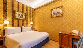 1 king 2 single beds, non-smoking, family room, wi-fi, late check-out (12 pm)