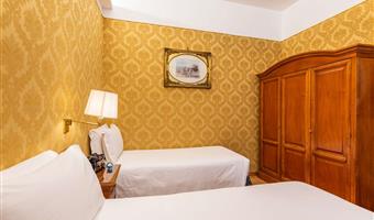 1 king 2 single beds, non-smoking, family room, wi-fi, late check-out (12 pm)