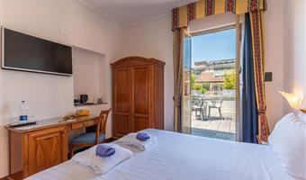 1 king bed, non-smoking, superior room, coffee and tea maker, bathrobe and slippers, wi-fi, 1 bottle of water, shopping card