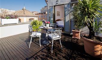 1 king bed, non-smoking, superior room, coffee and tea maker, bathrobe and slippers, wi-fi, 1 bottle of water, shopping card