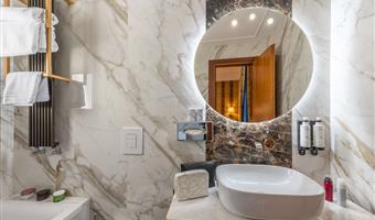 1 king bed, non-smoking, superior room, coffee and tea maker, bathrobe and slippers, wi-fi, 1 bottle of water, shopping card