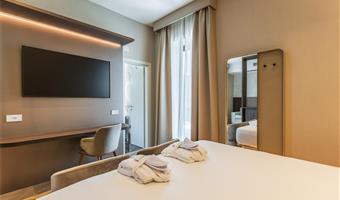 1 king bed, non-smoking, superior room, coffee and tea maker, bathrobe and slippers, wi-fi, 1 bottle of water, shopping card