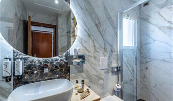 1 king bed, non-smoking, superior room, coffee and tea maker, bathrobe and slippers, wi-fi, 1 bottle of water, shopping card