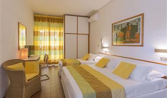 1 queen and 1 single, non-smoking, sea view