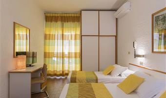 1 queen and 1 single, non-smoking