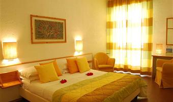 1 queen 2 single beds, non-smoking