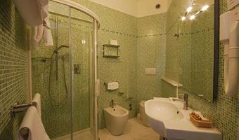 1 queen 2 single beds, non-smoking