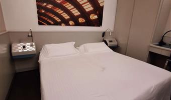 1 queen bed, non-smoking, standard room