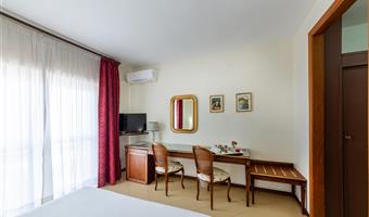 1 queen and 1 single, non-smoking, classic room, convertible into two twin beds