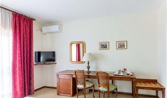 1 queen bed, non-smoking, classic room, convertible into two twin beds