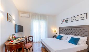 1 queen bed, non-smoking, deluxe room, sea view