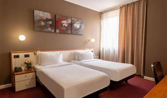 2 single beds, non-smoking, safe, wi-fi, coffee and tea maker, shower, full breakfast