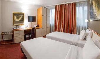 2 single beds, non-smoking, safe, wi-fi, coffee and tea maker, shower, full breakfast