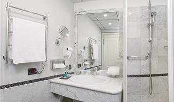 2 single beds, non-smoking, safe, wi-fi, coffee and tea maker, shower, full breakfast