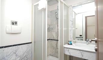 2 single beds, non-smoking, safe, wi-fi, coffee and tea maker, shower, full breakfast