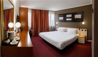 1 king bed, non-smoking, safe, desk, wi-fi, coffee and tea maker, shower, full breakfast