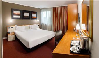 1 king bed, non-smoking, safe, desk, wi-fi, coffee and tea maker, shower, full breakfast