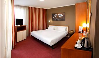 1 queen bed, non-smoking, safe, wi-fi, coffee and tea maker, shower, full breakfast