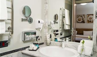 1 queen bed, non-smoking, safe, wi-fi, coffee and tea maker, shower, full breakfast