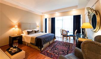 2 single beds, non-smoking, sofabed, mini bar, trouser press, wi-fi, coffee and tea maker, full breakfast