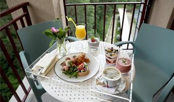 1 king bed, non-smoking, superior room, panoramic mountain view, air-conditioned, wi-fi, coffee and tea maker, full breakfast