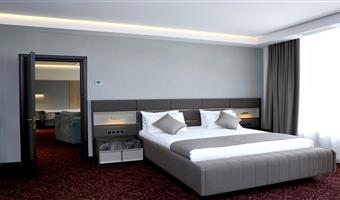 suite-1 king bed, non-smoking, balcony, living room, wi-fi, coffee and tea maker, bathtub, full breakfast