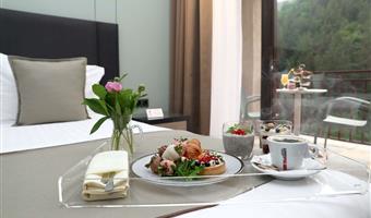 1 queen bed, non-smoking, comfort room, balcony, coffee and tea maker, shower, full breakfast
