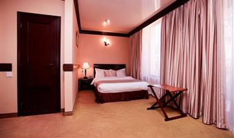 1 queen bed, non-smoking, comfort room, balcony, coffee and tea maker, shower, full breakfast