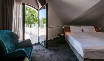 1 king bed, non-smoking, superior room, wi-fi, coffee and tea maker, mini bar, jacuzzi, full breakfast