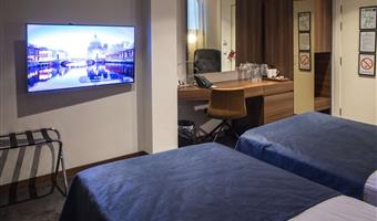 2 single beds, non-smoking, deluxe room, wi-fi, coffee and tea maker, mini bar, shower, full breakfast