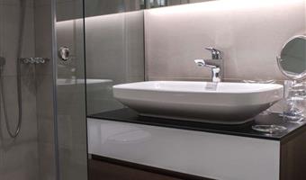 2 single beds, non-smoking, deluxe room, wi-fi, coffee and tea maker, mini bar, shower, full breakfast