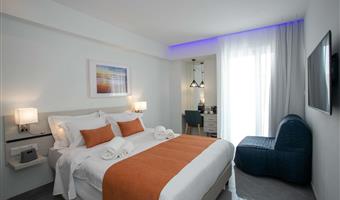 1 queen bed, non-smoking, sofabed, work desk, safe box, wi-fi, coffee and tea maker, full breakfast