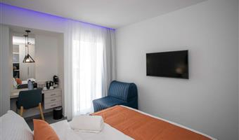 1 queen bed, non-smoking, sofabed, work desk, safe box, wi-fi, coffee and tea maker, full breakfast