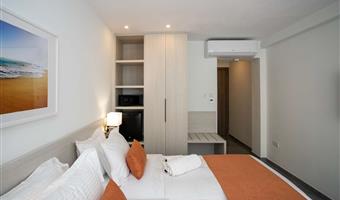 2 single beds, non-smoking, sofabed, work desk, safe box, wi-fi, coffee and tea maker, full breakfast