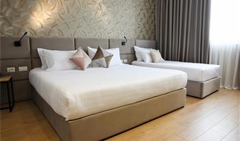 1 queen and 1 single, non-smoking, deluxe room, full breakfast