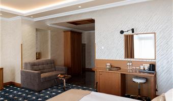 1 queen and 1 single, non-smoking, deluxe room, balcony