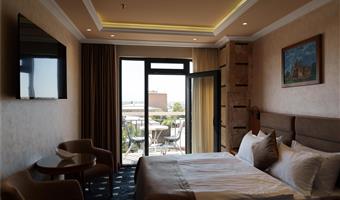 1 queen 2 single beds, non-smoking, executive room, balcony, city view