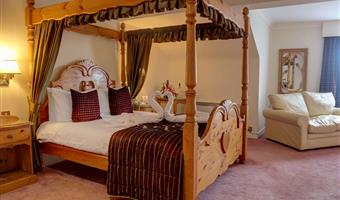 1 king bed, non-smoking, poster or canopy bed