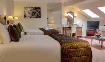 suite-2 king beds, non-smoking, sitting area