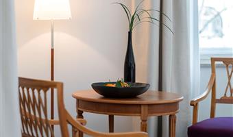 1 king bed,jrste,sofbd1,balcon,panora,living