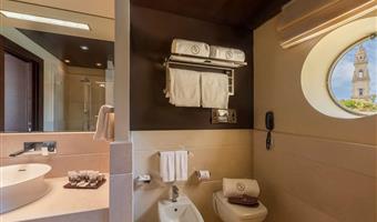 suite-1 king bed,2balc,terace,cityvw,mblvan,fruit