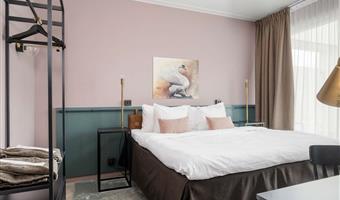 suite-1 king bed, non-smoking, high speed internet access, terrace, full breakfast