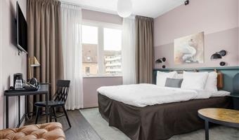 1 queen bed, non-smoking, free internet, full breakfast