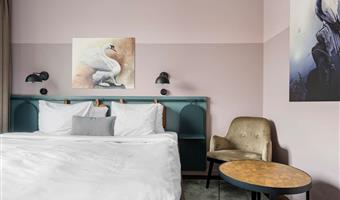 1 queen bed, non-smoking, free internet, full breakfast