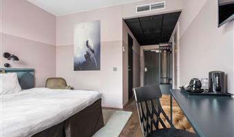 1 queen bed, non-smoking, free internet, full breakfast